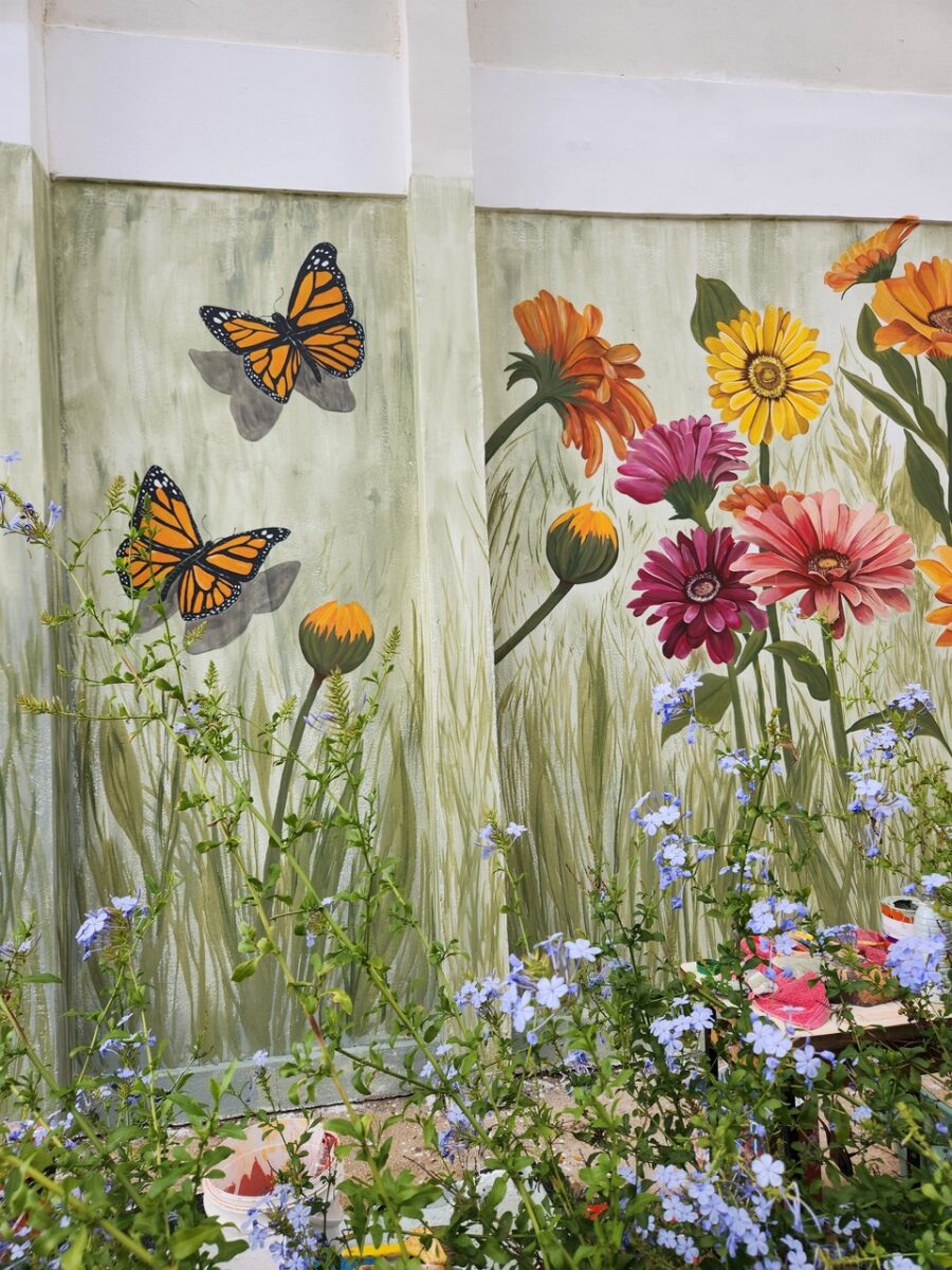 Mural de flores pintado por Elaine Meneghini