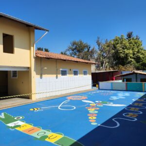 Mural pintado à mão pelo Pólen