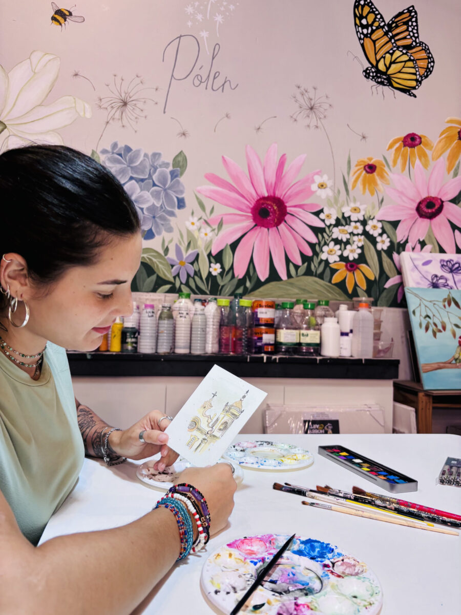 Participante pintando em aquarela durante vivência no Pólen