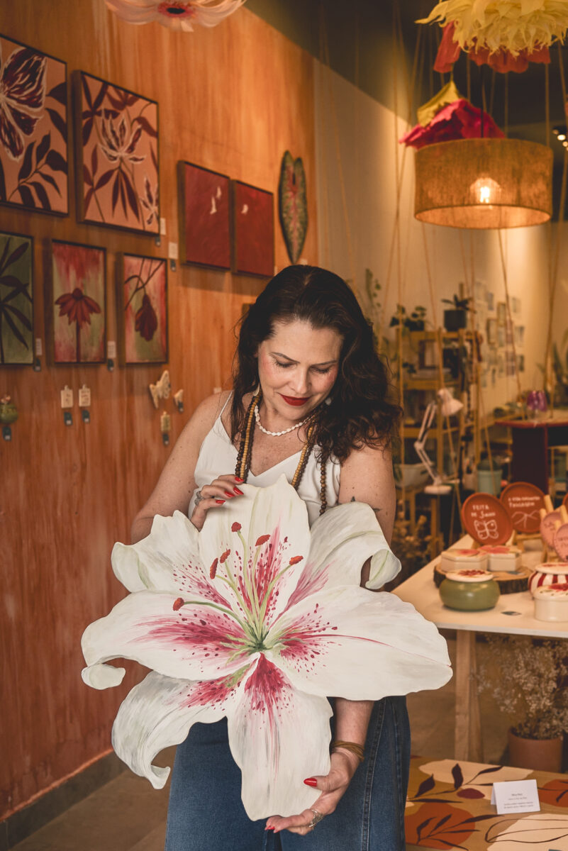 Elaine Meneghini no ateliê do Pólen com obras da série À Flor da Pele