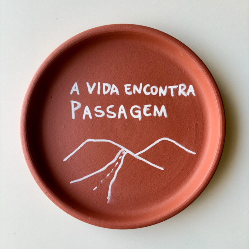 Prato de Parede Frase M · A Vida Encontra Passagem